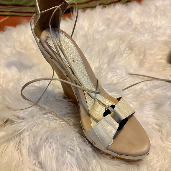 Bebe Heidi style/off white color worn once size 8 - Picture 4 of 12